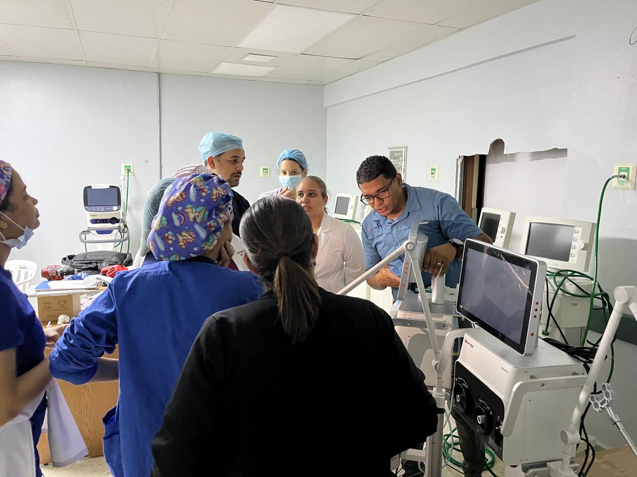 Técnico de Ingserssa explicando el funcionamiento de un equipo médico al personal del hospital.