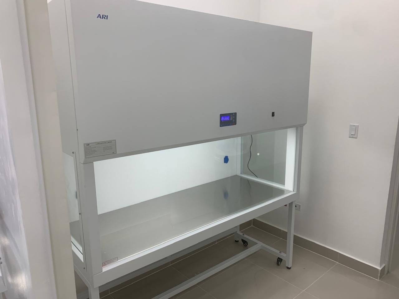 Cabina de flujo laminar instalada en el área de laboratorio.